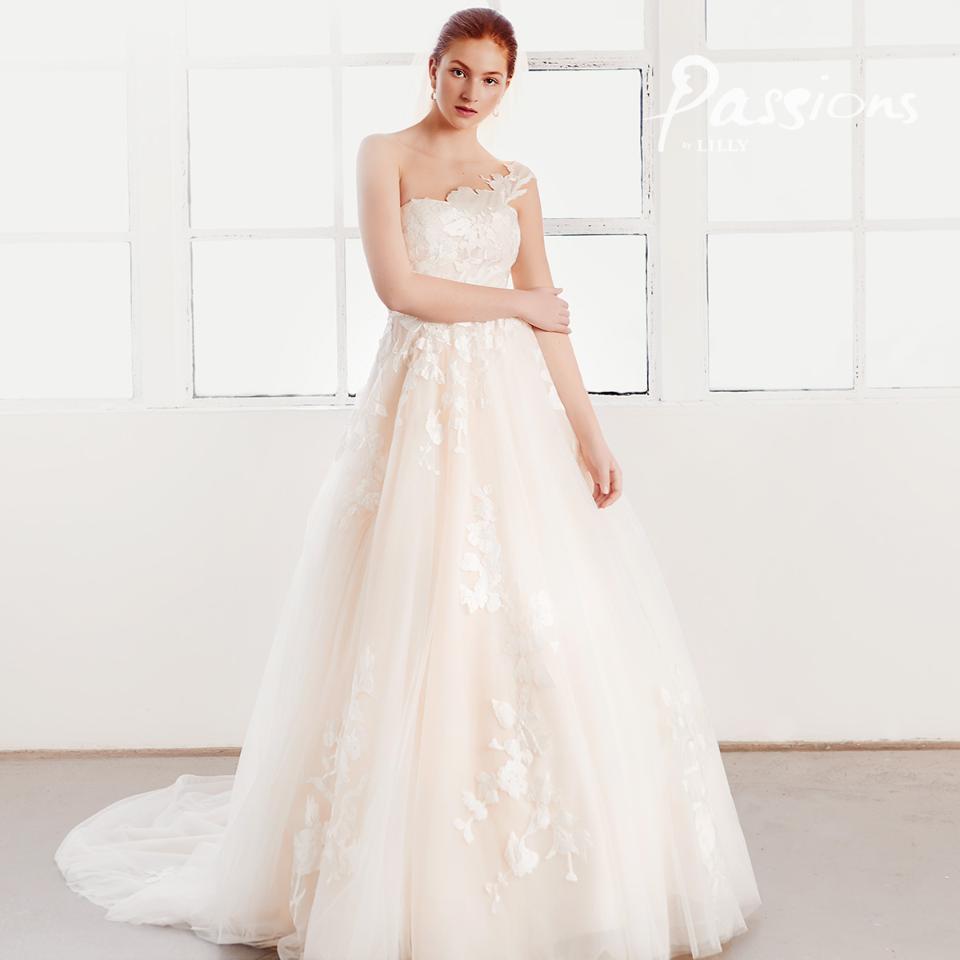 Enkel cremefarvet satin brudekjole