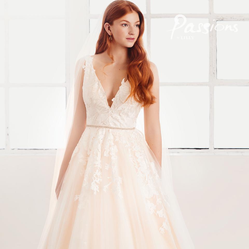 Enkel cremefarvet satin brudekjole